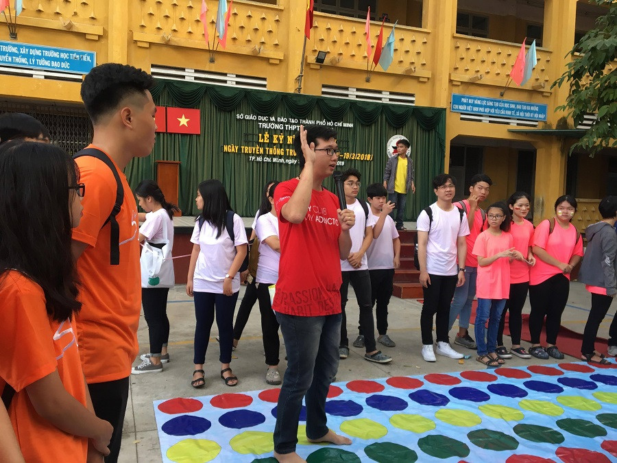 Thầy Phạm Thư Tùng đang hướng dẫn học sinh khởi động trước khi tham gia Bus Tour Thầy Phạm Thư Tùng đang hướng dẫn học sinh khởi động trước khi tham gia Bus Tour