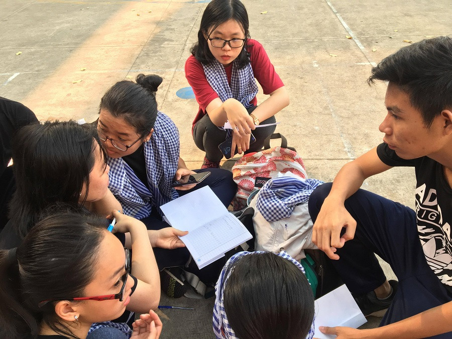 Nhóm Rằng ri cùng giải mật thư để tìm địa điểm đầu tiên Nhóm Rằng ri cùng giải mật thư để tìm địa điểm đầu tiên