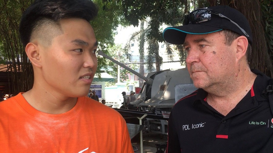 Trò chuyện với du khách tại Bảo tàng chứng tích chiến tranh Trò chuyện với du khách tại Bảo tàng chứng tích chiến tranh