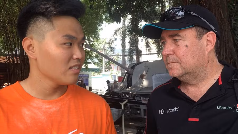 Trò chuyện với du khách tại Bảo tàng chứng tích chiến tranh