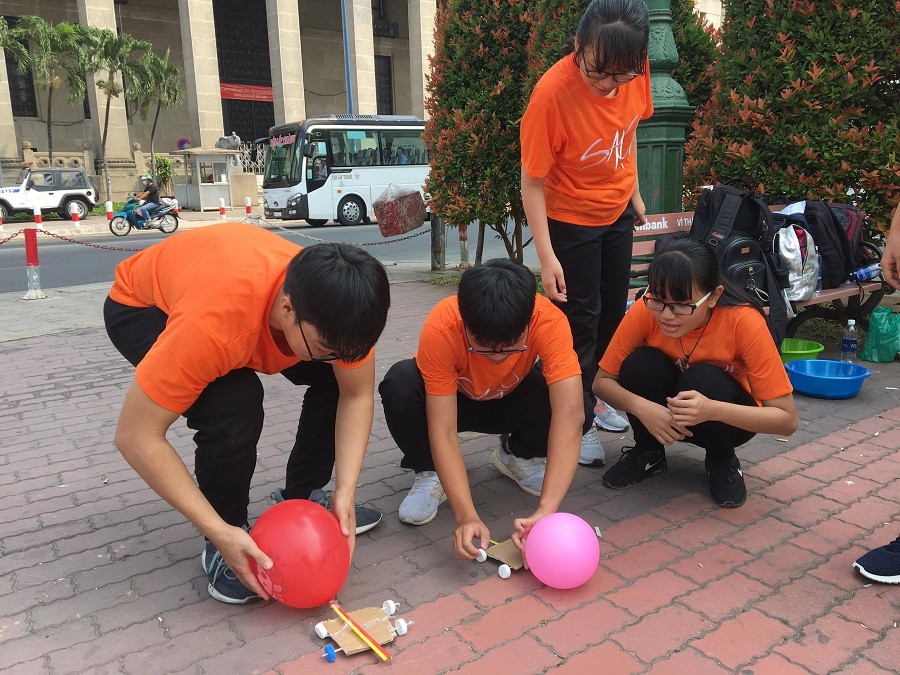 Thử thách làm xe thế năng bằng bong bóng và những tấm bìa giấy Thử thách làm xe thế năng bằng bong bóng và những tấm bìa giấy