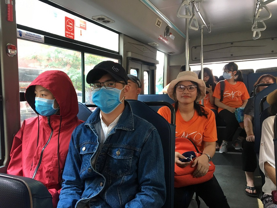 Nhóm 8 (áo cam) cùng lên xe buýt để tới địa điểm mới sau khi giải xong mật thư số 2 Nhóm 8 (áo cam) cùng lên xe buýt để tới địa điểm mới sau khi giải xong mật thư số 2