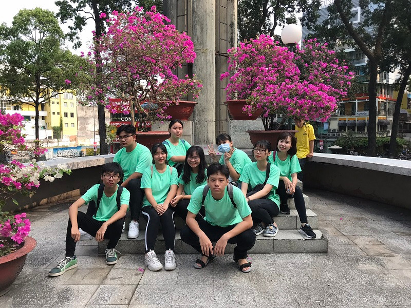 Các thành viên nhóm 2 check in địa điểm Hồ Con Rùa sau khi giải mật thư Các thành viên nhóm 2 check in địa điểm Hồ Con Rùa sau khi giải mật thư