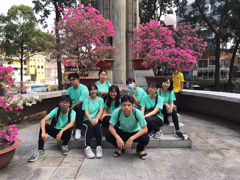 Các thành viên nhóm 2 check in địa điểm Hồ Con Rùa sau khi giải mật thư