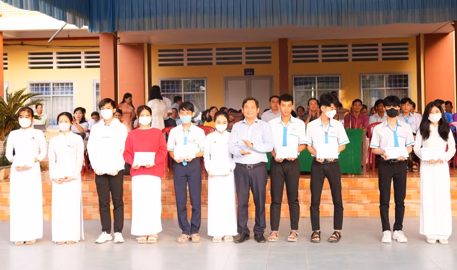 TS Nguyễn Văn Thành - Phó Hiệu trưởng phụ trách Trường ĐH Kiên Giang trao học bổng cho HS Trường THPT Giồng Riềng.