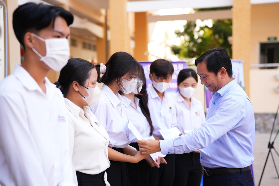 Trao học bổng cho học sinh hoàn cảnh khó khăn tại Trường THPT An Minh, Kiên Giang.