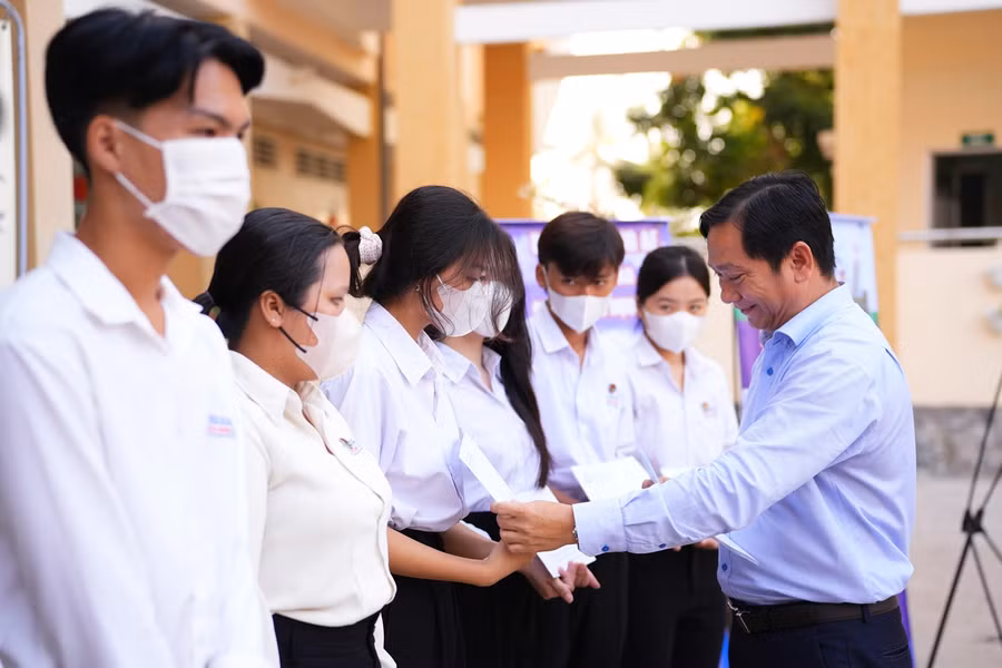 Trao học bổng cho học sinh hoàn cảnh khó khăn tại Trường THPT An Minh, Kiên Giang.