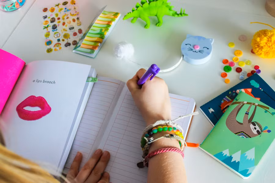 Thói quen viết nhật ký giúp con ham viết, học tốt hơn. Ảnh minh họa: INT.