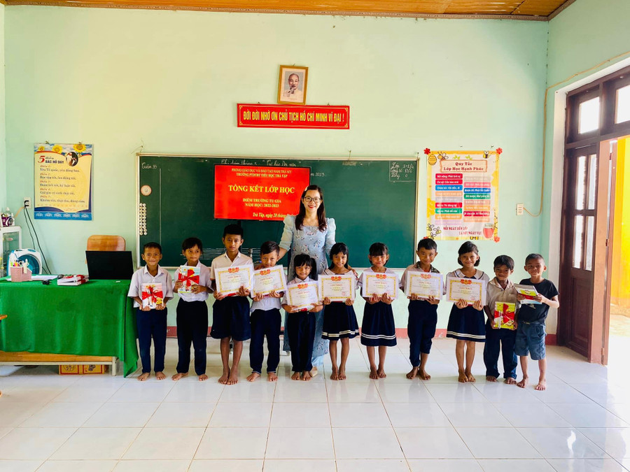 Lễ tổng kết năm học ở một điểm trường thôn của Trường Phổ thông dân tộc bán trú Tiểu học Trà Tập (Nam Trà My, Quảng Nam).