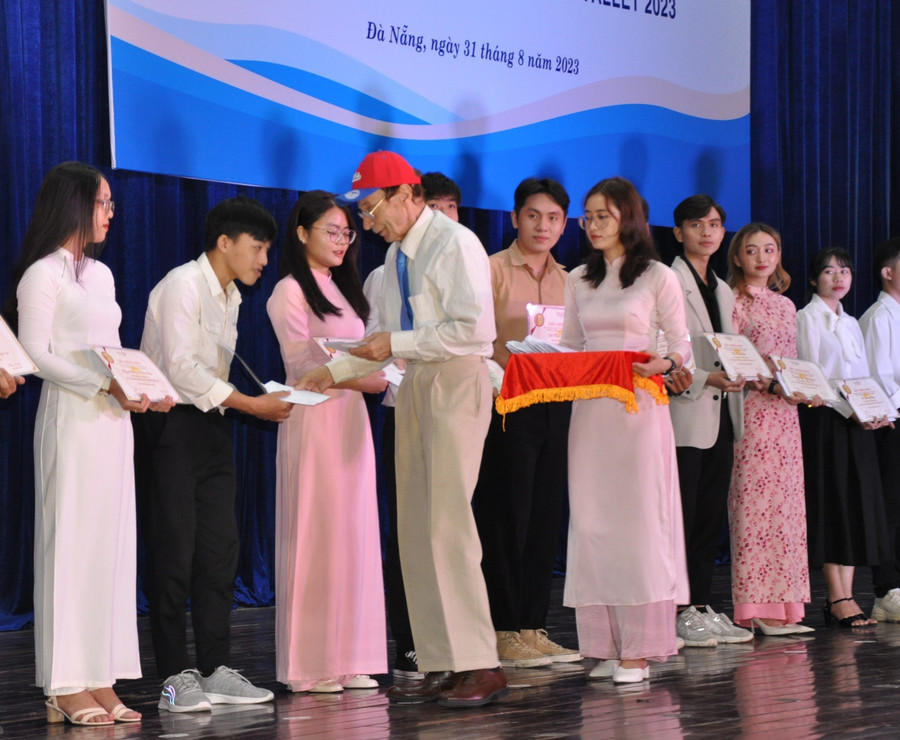 GS Odon Vallet trao học bổng cho học sinh, sinh viên khu vực miền Trung. GS Odon Vallet trao học bổng cho học sinh, sinh viên khu vực miền Trung.