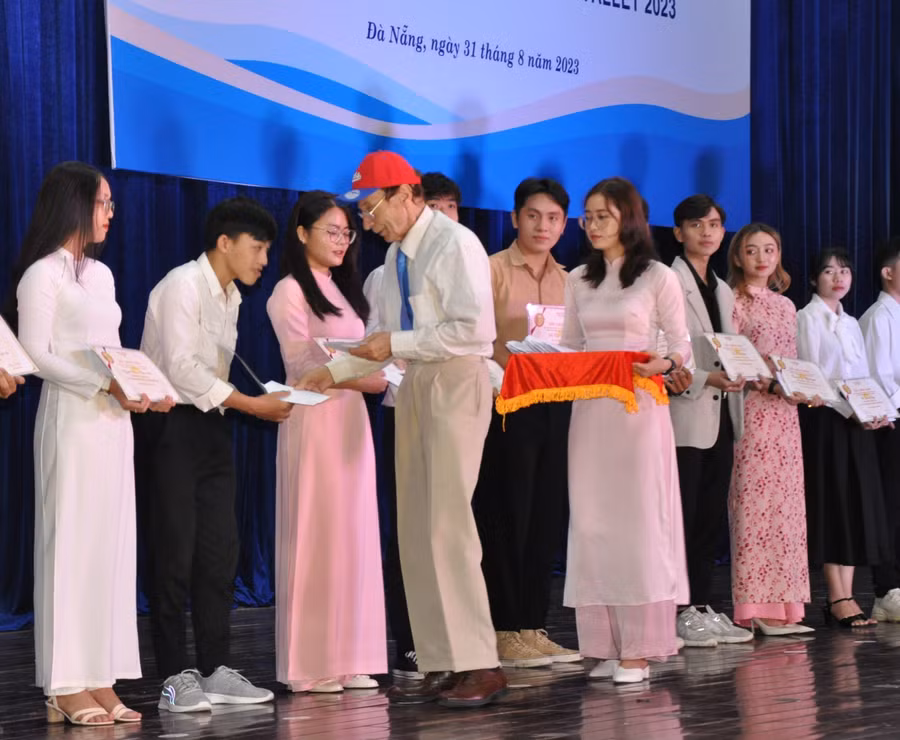 GS Odon Vallet trao học bổng cho học sinh, sinh viên khu vực miền Trung. GS Odon Vallet trao học bổng cho học sinh, sinh viên khu vực miền Trung.