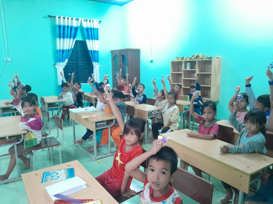 Từ năm học 2021 - 2022, Trường Phổ thông dân tộc bán trú Tiểu học - THCS Trà Nam (Nam Trà My, Quảng Nam) không còn duy trì các điểm lẻ. Học sinh về học ở điểm trường chính với sự hỗ trợ đưa đón của đại diện phụ huynh từng nóc.