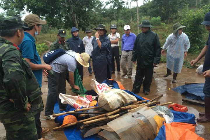 Vật dụng gồm khiên, gậy, dao thu được trong vụ đụng độ giữa bảo vệ Công ty Long Sơn với người dân xã Quảng Trực (Tuy Đức, Đắk Nông). Ảnh: Tiến Thành