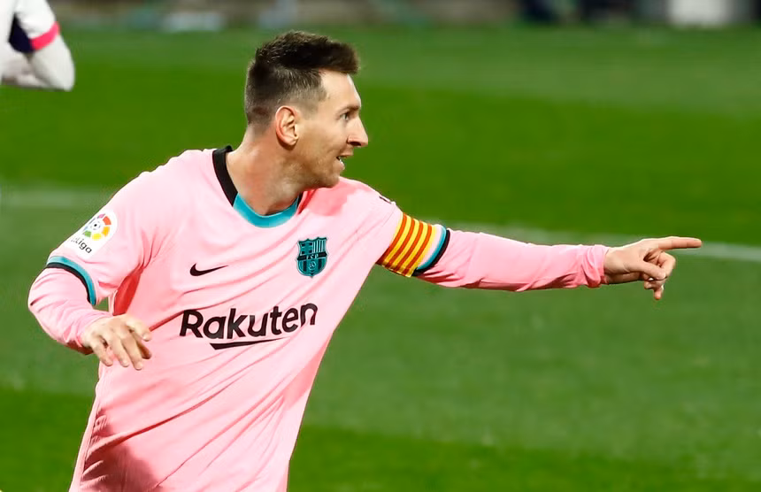 Messi chính thức vượt qua huyền thoại Pele để trở thành cầu thủ ghi nhiều bàn nhất cho một CLB. "El Pulga" có 644 bàn cho Barca, trong khi Pele có 643 bàn trong màu áo Santos.