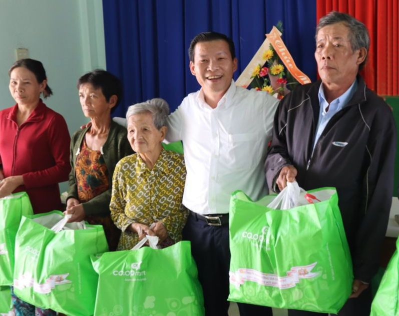 Ông Lê Văn Dư (thứ 2 từ phải qua) trong một hoạt động từ thiện. Ảnh: NVCC