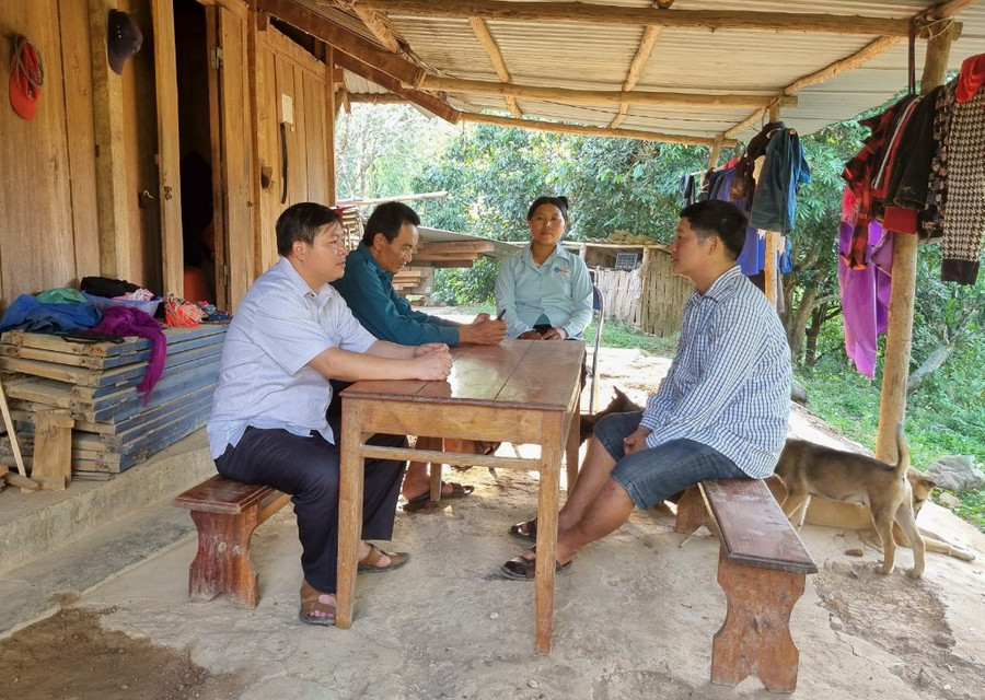 Giáo viên Trường PTDTBT Tiểu học Chung Chải số 2 gặp gỡ, vận động gia đình ông Lỳ Hồng Sơn.