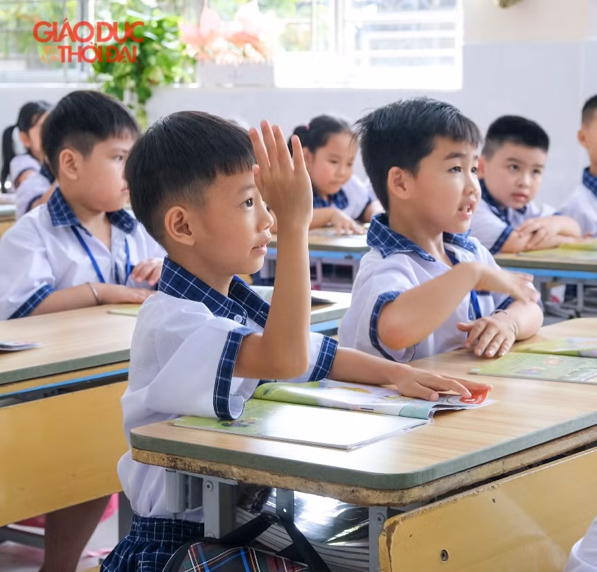 Các em vui tươi, phấn khởi, tham gia phát biểu trong buổi học đầu tiên.