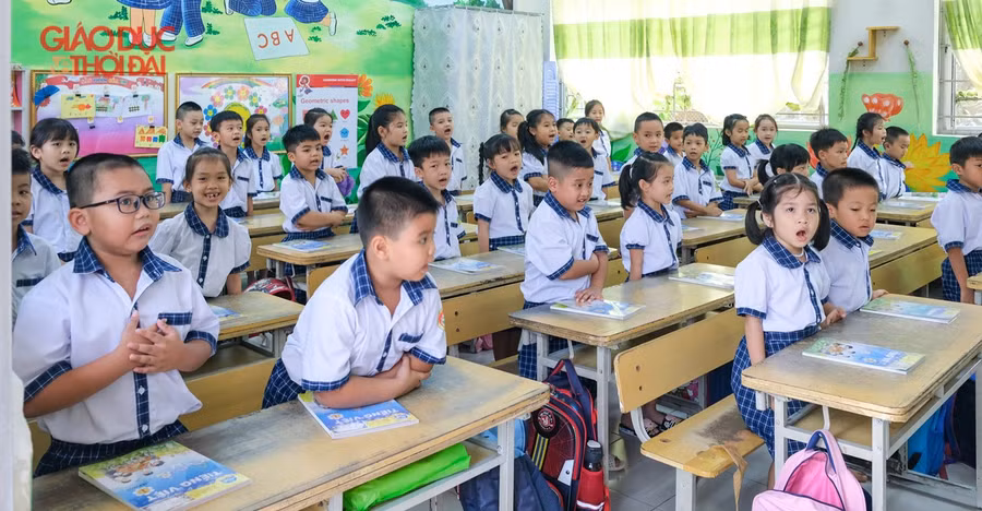 Các em HS lớp 1 Trường TH Võ Trường Toản, quận Ninh Kiều (TP Cần Thơ) trong giờ học đầu tiên.