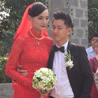 Lê Thúy khóc nức nở bên cạnh chồng.