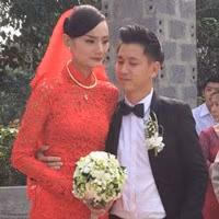 Lê Thúy khóc nức nở bên cạnh chồng.