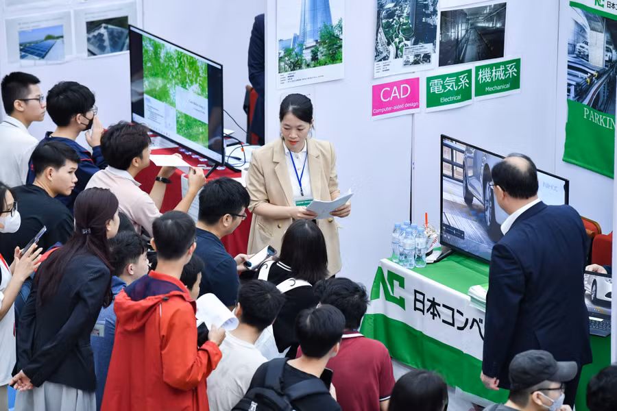 Sinh viên Việt Nam tham gia phỏng vấn của các công ty Nhật Bản. Ảnh: NTCC