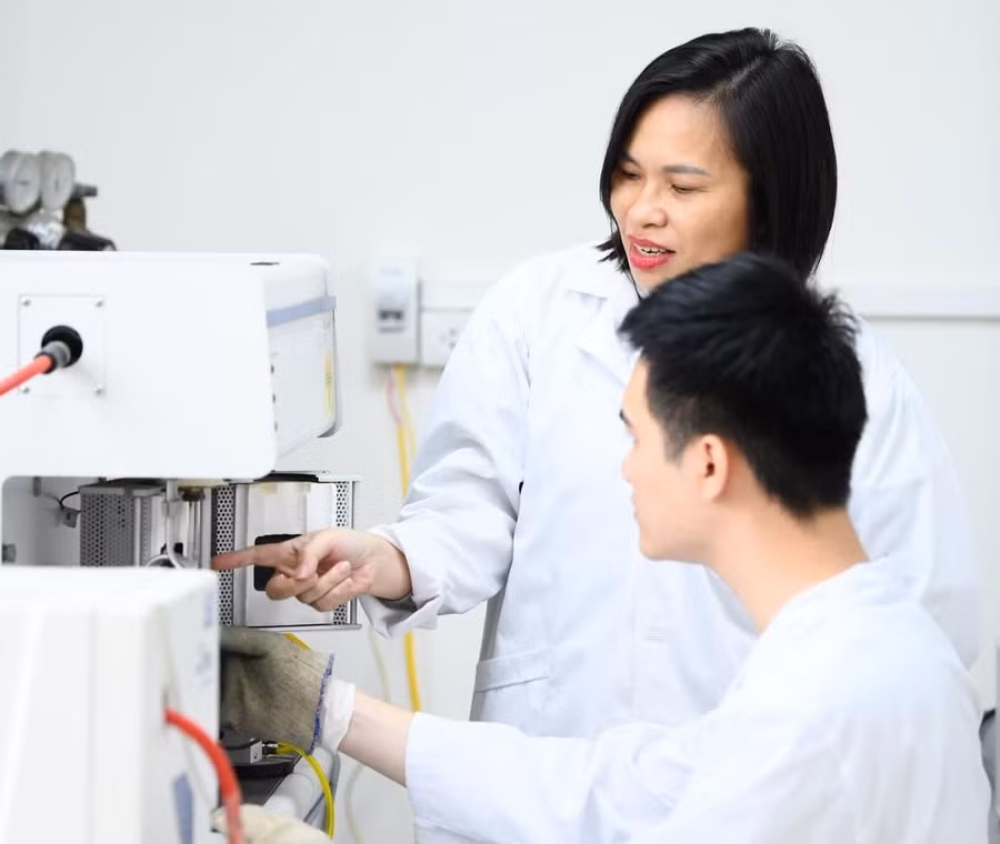 PGS.TS Phạm Thanh Huyền - Trưởng ban Công tác sinh viên, ĐH Bách khoa Hà Nội cùng hướng dẫn sinh viên nghiên cứu. Ảnh: NVCC