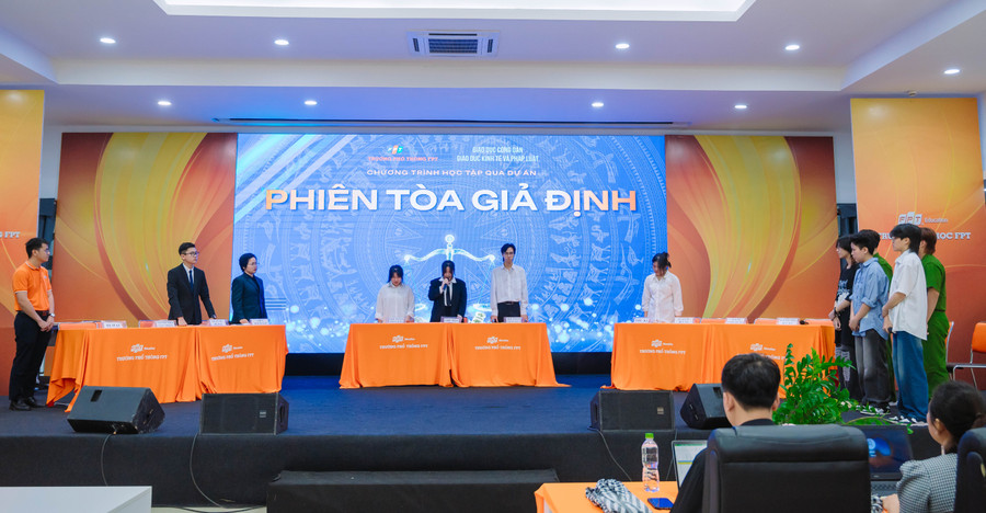 Sân khấu hóa “phiên tòa giả định” do học sinh Trường THPT FPT Cần Thơ thực hiện. Ảnh: Q.Ngữ Sân khấu hóa “phiên tòa giả định” do học sinh Trường THPT FPT Cần Thơ thực hiện. Ảnh: Q.Ngữ