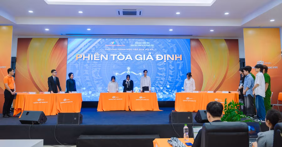 Sân khấu hóa “phiên tòa giả định” do học sinh Trường THPT FPT Cần Thơ thực hiện. Ảnh: Q.Ngữ