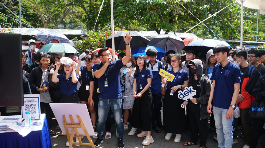 Sinh viên Trường Đại học Khoa học Tự nhiên, Đại học Quốc gia TPHCM tại ngày hội việc làm tháng 11/2023. Ảnh: Mạnh Tùng