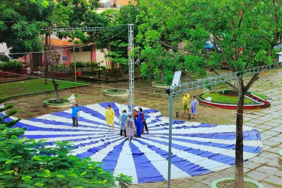 Giáo viên Trường THCS Bình Khánh (TP Long Xuyên, An Giang) đội mưa chuẩn bị sân lễ. Giáo viên Trường THCS Bình Khánh (TP Long Xuyên, An Giang) đội mưa chuẩn bị sân lễ.