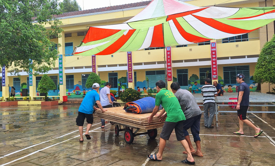 Thầy, cô giáo Trường Tiểu học A thị trấn Phú Hòa (Thoại Sơn, An Giang) tất bật chuẩn bị sân lễ. Thầy, cô giáo Trường Tiểu học A thị trấn Phú Hòa (Thoại Sơn, An Giang) tất bật chuẩn bị sân lễ.