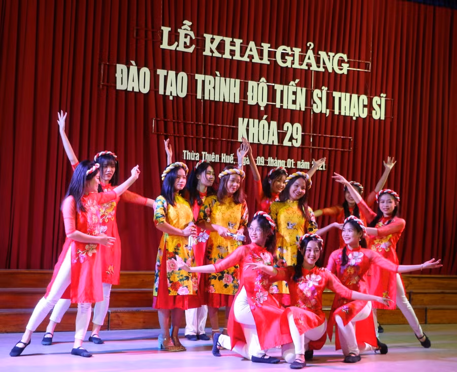 Văn nghệ chào mừng khai giảng đào tạo trình độ tiến sĩ, thạc sĩ khóa 29.