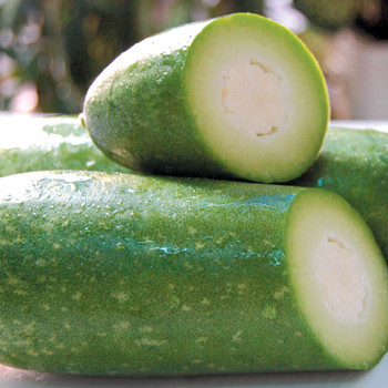 Bí đao gọt vỏ, chẻ làm tư. bí