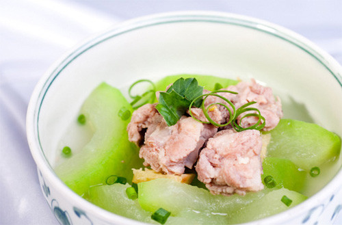 Bí đao hầm với sườn non ăn rất ngọt và mát. canh