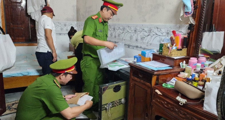 Lực lượng chức năng khám xét chỗ ở của Nguyễn Văn Nguyên thu giữ nhiều tài liệu và tang vật liên quan vụ án. Lực lượng chức năng khám xét chỗ ở của Nguyễn Văn Nguyên thu giữ nhiều tài liệu và tang vật liên quan vụ án.