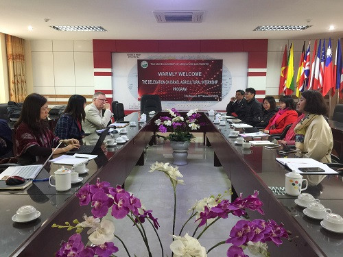 GS.TS Howard Nicholas trao đổi với các học viên là giảng viên Trường ĐH Nông Lâm (ĐH Thái Nguyên)