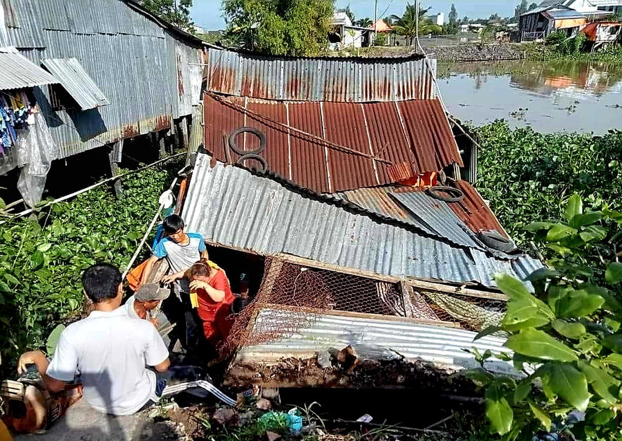 Căn nhà của ông bà ngoại và bạn Tâm cùng chung sống vừa bị sập. Căn nhà của ông bà ngoại và bạn Tâm cùng chung sống vừa bị sập.