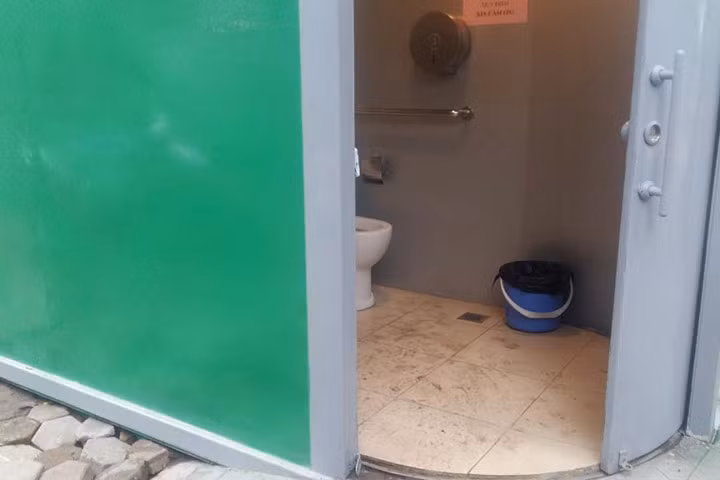 Mới mở cửa, nhà vệ sinh công cộng Hà Nội đã tắc, hôi thối