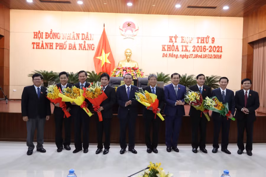 Lãnh đạo UBND TP Đà Nẵng tặng hoa chúc mừng