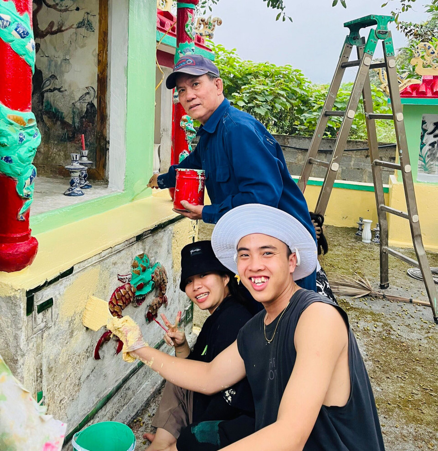 Phạm Tấn Chung (mũ trắng) cùng bà con sơn sửa lại Miếu Âm Linh, ở thôn Hòa Trung trong chuyến đi thực tế. Phạm Tấn Chung (mũ trắng) cùng bà con sơn sửa lại Miếu Âm Linh, ở thôn Hòa Trung trong chuyến đi thực tế.