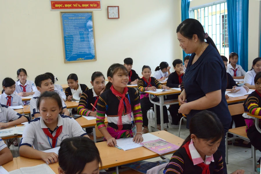 Giờ học tại Trường Phổ thông Dân tộc nội trú huyện Bảo Lâm (Cao Bằng). 