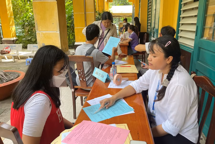 Trường THPT Trưng Vương tư vấn chọn tổ hợp môn cho phụ huynh và học sinh.