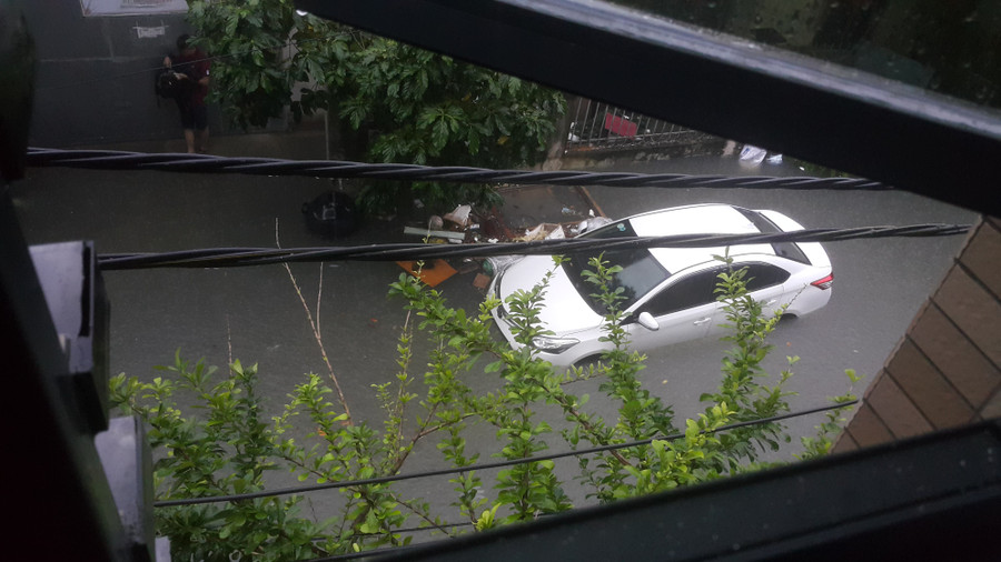 Xe ô tô bị ngập trong nước trước đường Lưu Quý Kỳ Xe ô tô bị ngập trong nước trước đường Lưu Quý Kỳ