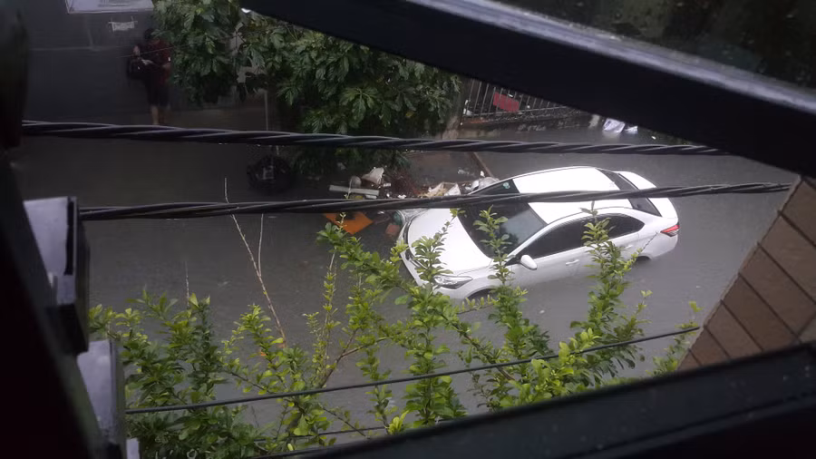 Xe ô tô bị ngập trong nước trước đường Lưu Quý Kỳ