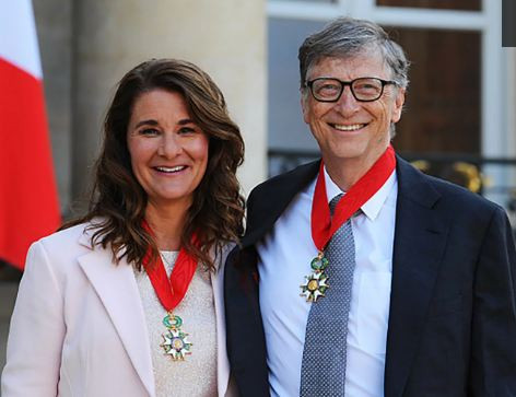 Cả hai tạo dáng trước Điện Elysee sau khi nhận giải thưởng Tư lệnh Quân đoàn danh dự của Tổng thống Pháp khi đó là Francois Hollande vào ngày 21 tháng 4 năm 2017 tại Paris.