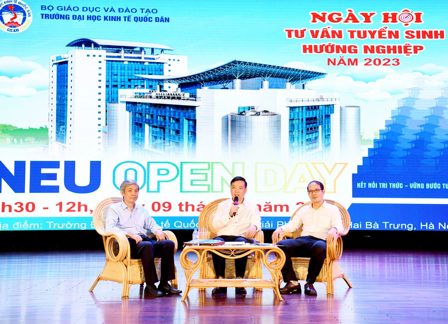 PGS.TS Bùi Huy Nhượng - Phó Hiệu trưởng, PGS.TS Bùi Đức Triệu - Trưởng phòng QLĐT cùng TS. Lê Anh Đức - Phó Trưởng phòng QLĐT tư vấn và giải đáp thắc mắc tại chương trình. PGS.TS Bùi Huy Nhượng - Phó Hiệu trưởng, PGS.TS Bùi Đức Triệu - Trưởng phòng QLĐT cùng TS. Lê Anh Đức - Phó Trưởng phòng QLĐT tư vấn và giải đáp thắc mắc tại chương trình.