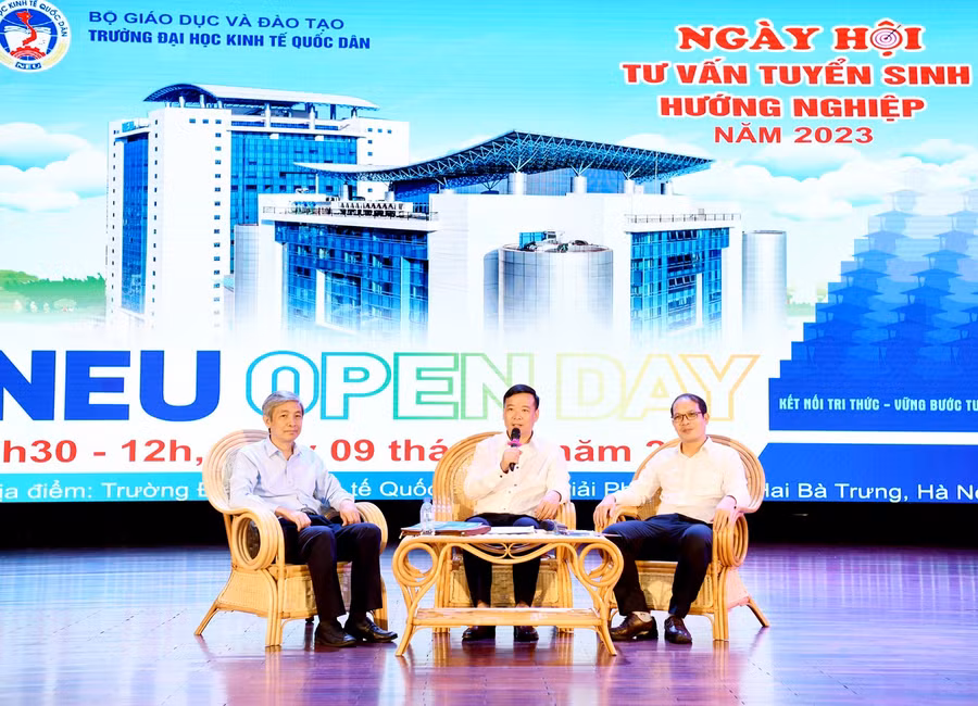 PGS.TS Bùi Huy Nhượng - Phó Hiệu trưởng, PGS.TS Bùi Đức Triệu - Trưởng phòng QLĐT cùng TS. Lê Anh Đức - Phó Trưởng phòng QLĐT tư vấn và giải đáp thắc mắc tại chương trình.