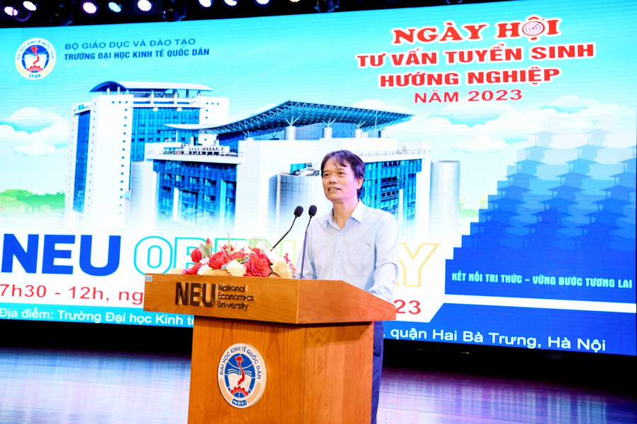 GS.TS Phạm Hồng Chương - Hiệu trưởng phát biểu. GS.TS Phạm Hồng Chương - Hiệu trưởng phát biểu.