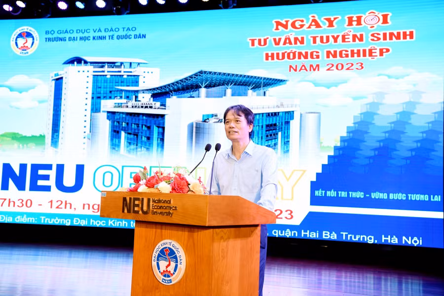 GS.TS Phạm Hồng Chương - Hiệu trưởng phát biểu.