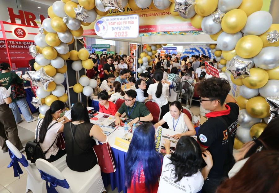 NEU Open Day 2023 thu hút sự tham gia của đông đảo thí sinh.